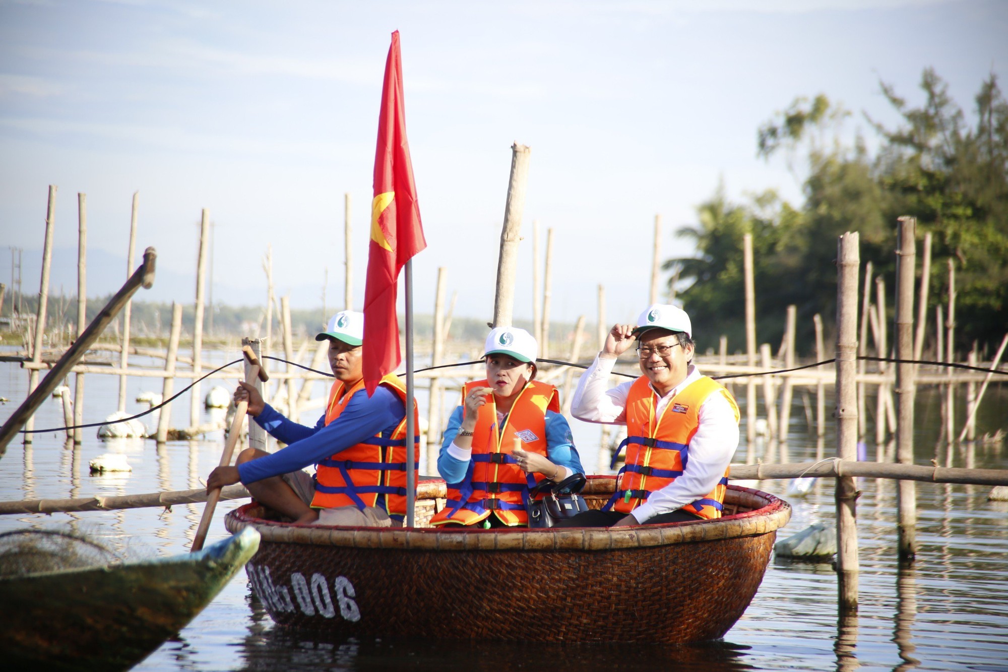 Lãnh đạo TP Tam Kỳ cùng người dân dọn rác làm sạch môi trường - Ảnh 6.