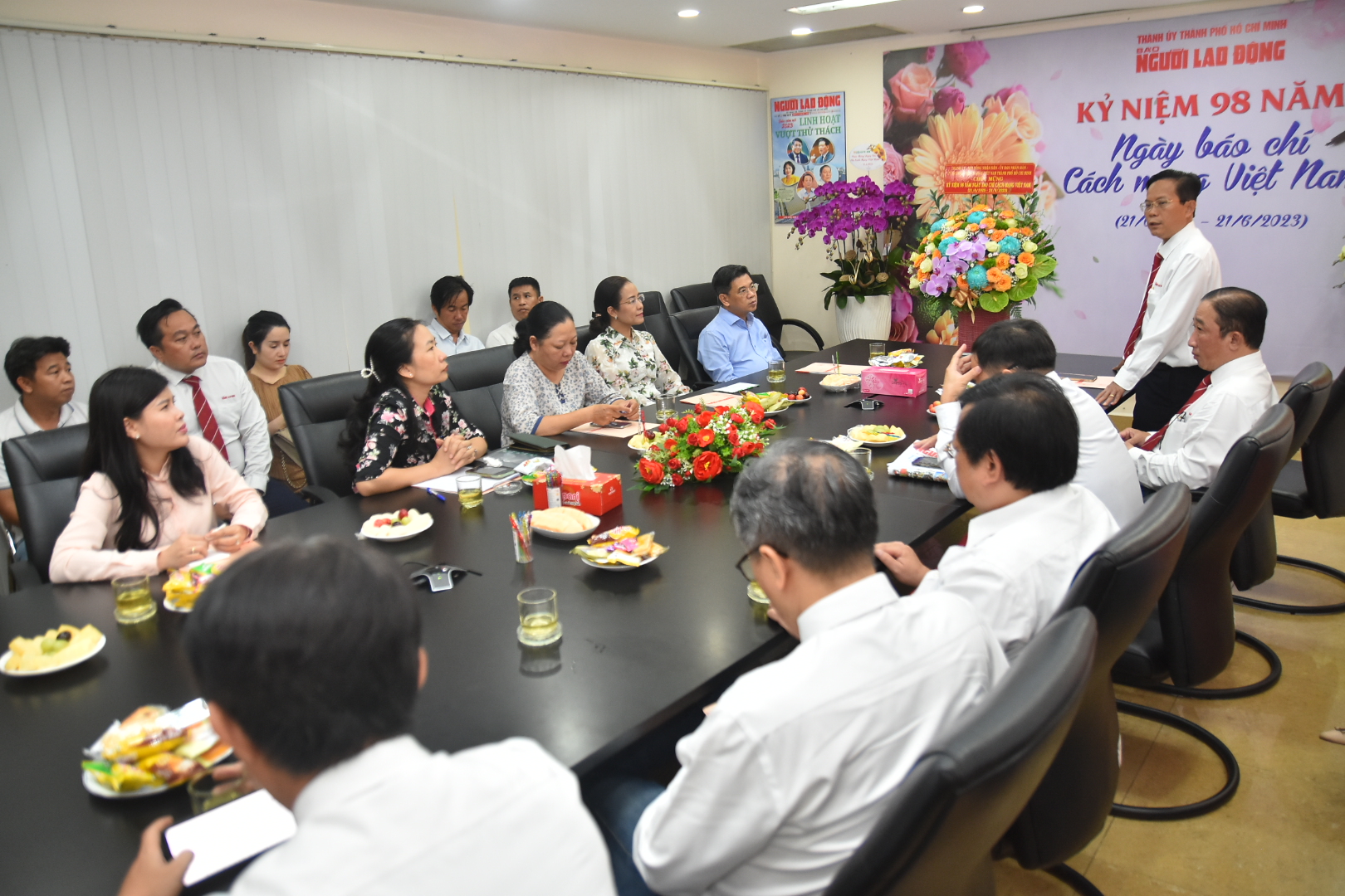L&atilde;nh đạo TP HCM thăm B&aacute;o Người Lao Động