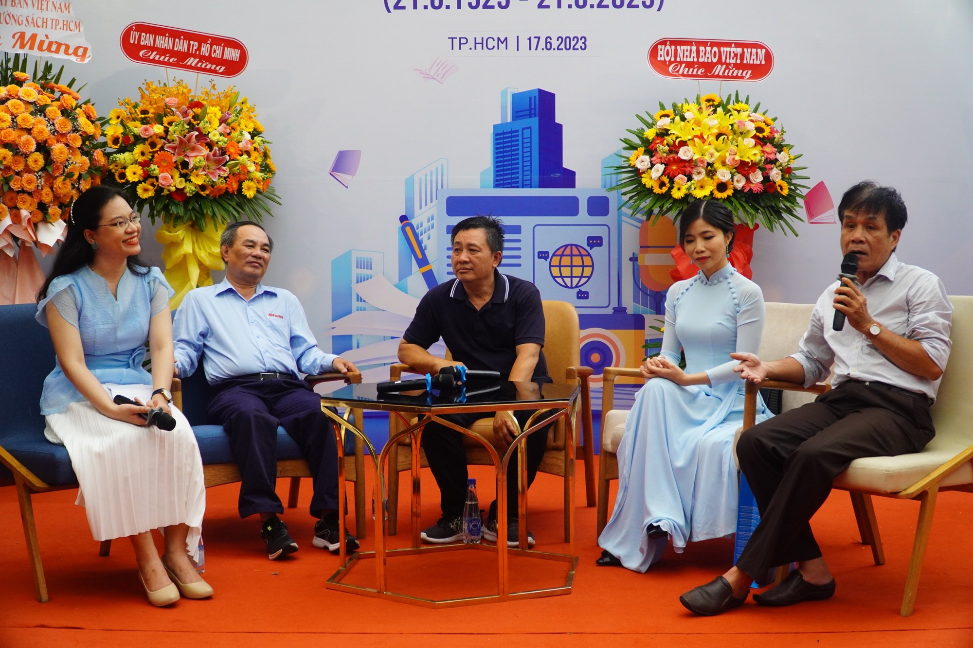 Tưng bừng khai mạc Tuần lễ sách của Người làm báo tại TP HCM - Ảnh 1.