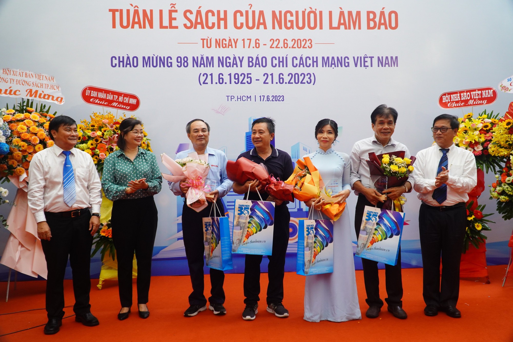 Tưng bừng khai mạc Tuần lễ sách của Người làm báo tại TP HCM