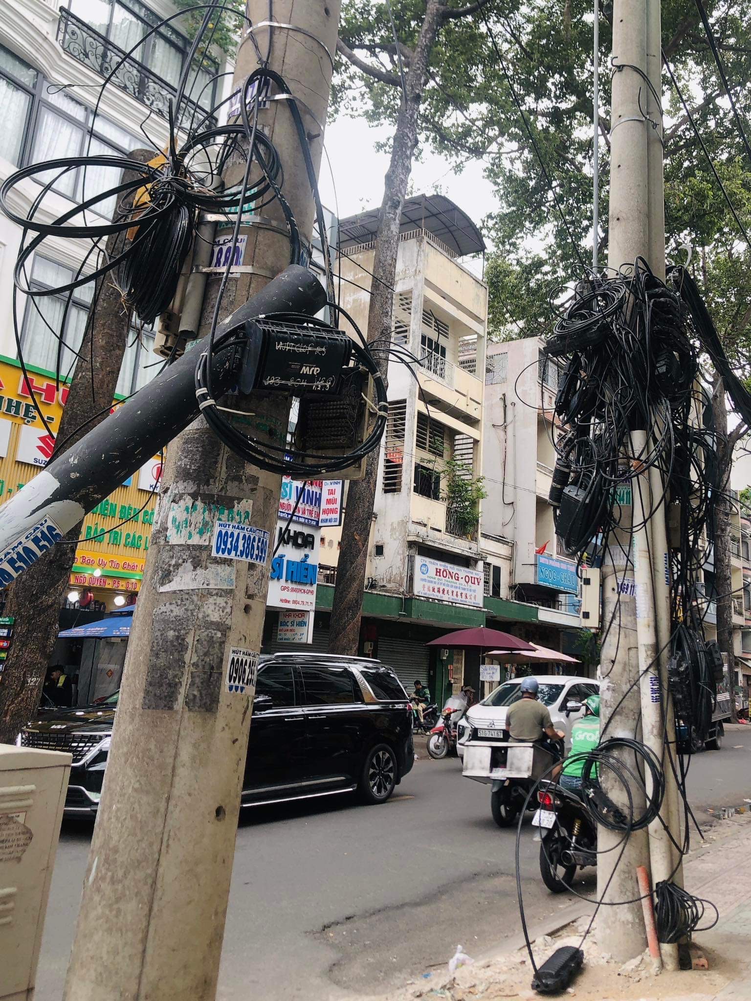 Trụ điện g&aacute;nh d&acirc;y c&aacute;p - Ảnh 1.
