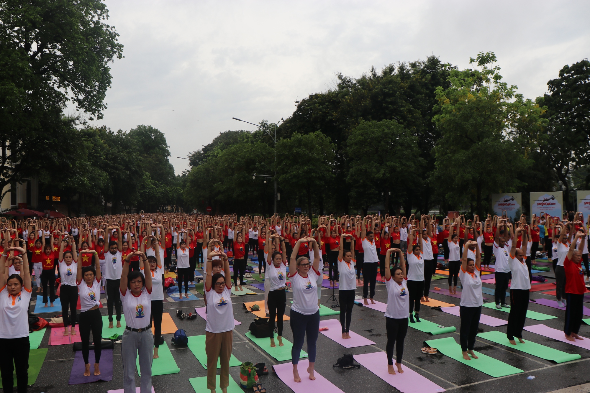 Hơn 1.000 người đồng diễn yoga gần Đền Bà Kiệu