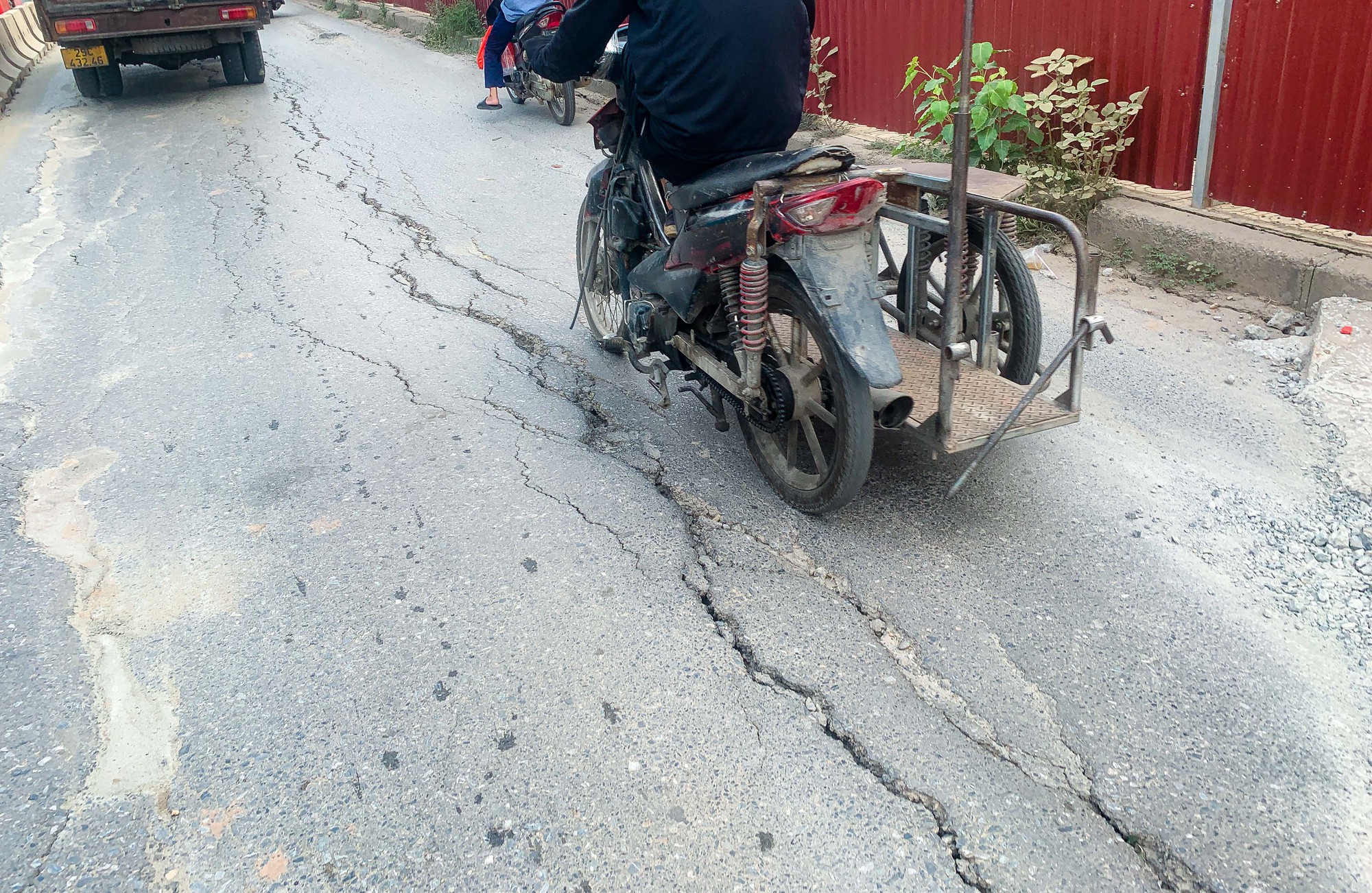Mặt đường &Acirc;u Cơ nứt to&aacute;c khi thi c&ocirc;ng dự &aacute;n mở rộng đ&ecirc; - Ảnh 16.