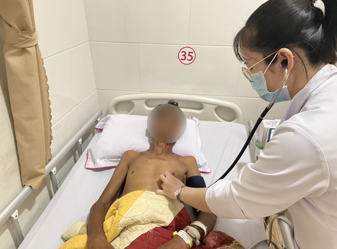 Cứu sống người đàn ông vỡ phình động mạch chủ đến từ Campuchia