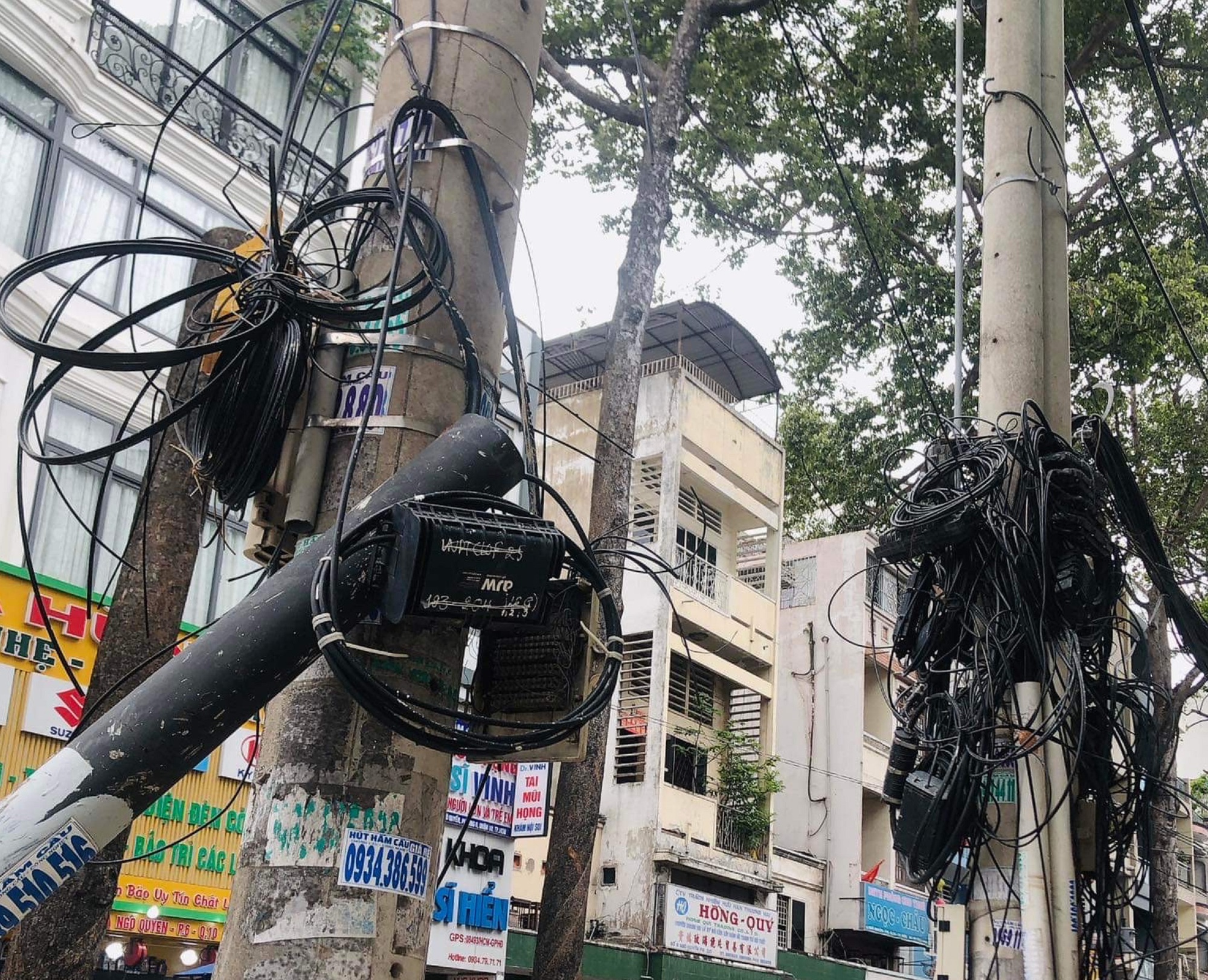 Trụ điện "gánh" dây cáp