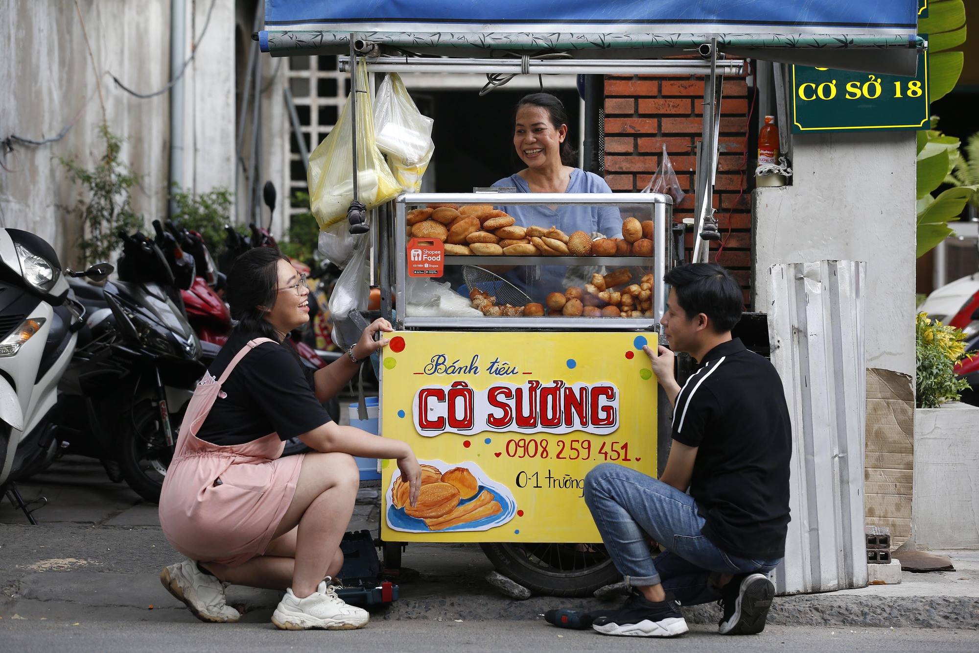 Hành trình vẽ hạnh phúc cho những gánh hàng rong