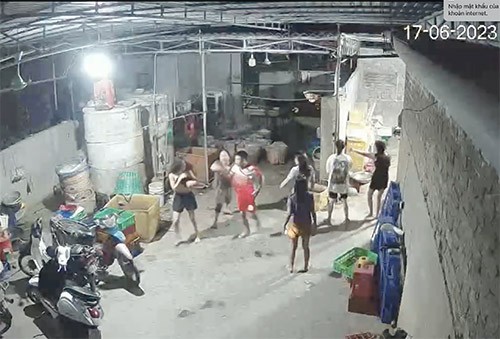 Nam thanh niên xông vào nhà đánh tới tấp, làm tuột áo thiếu nữ 16 tuổi