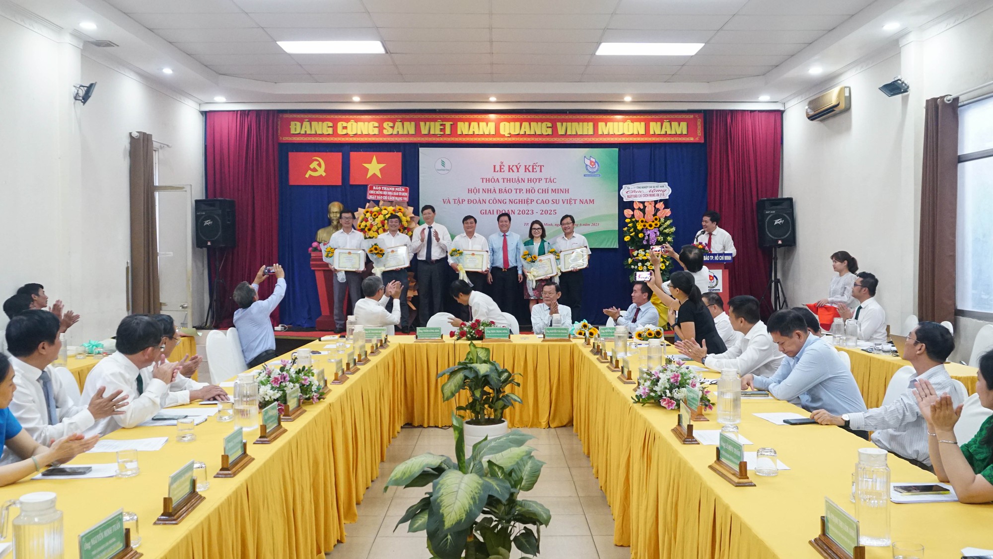 Hội Nh&agrave; b&aacute;o TP HCM v&agrave; Tập đo&agrave;n C&ocirc;ng nghiệp Cao su Việt Nam k&yacute; kết hợp t&aacute;c - Ảnh 7.