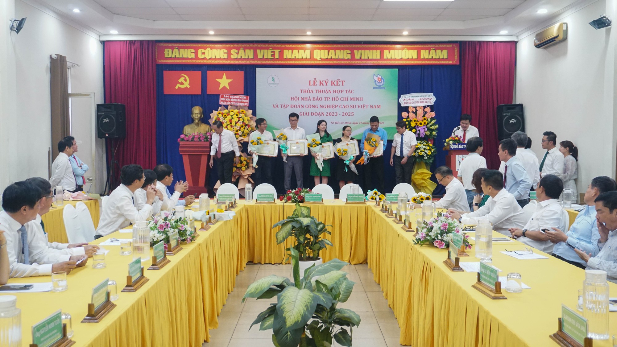 Hội Nh&agrave; b&aacute;o TP HCM v&agrave; Tập đo&agrave;n C&ocirc;ng nghiệp Cao su Việt Nam k&yacute; kết hợp t&aacute;c - Ảnh 6.