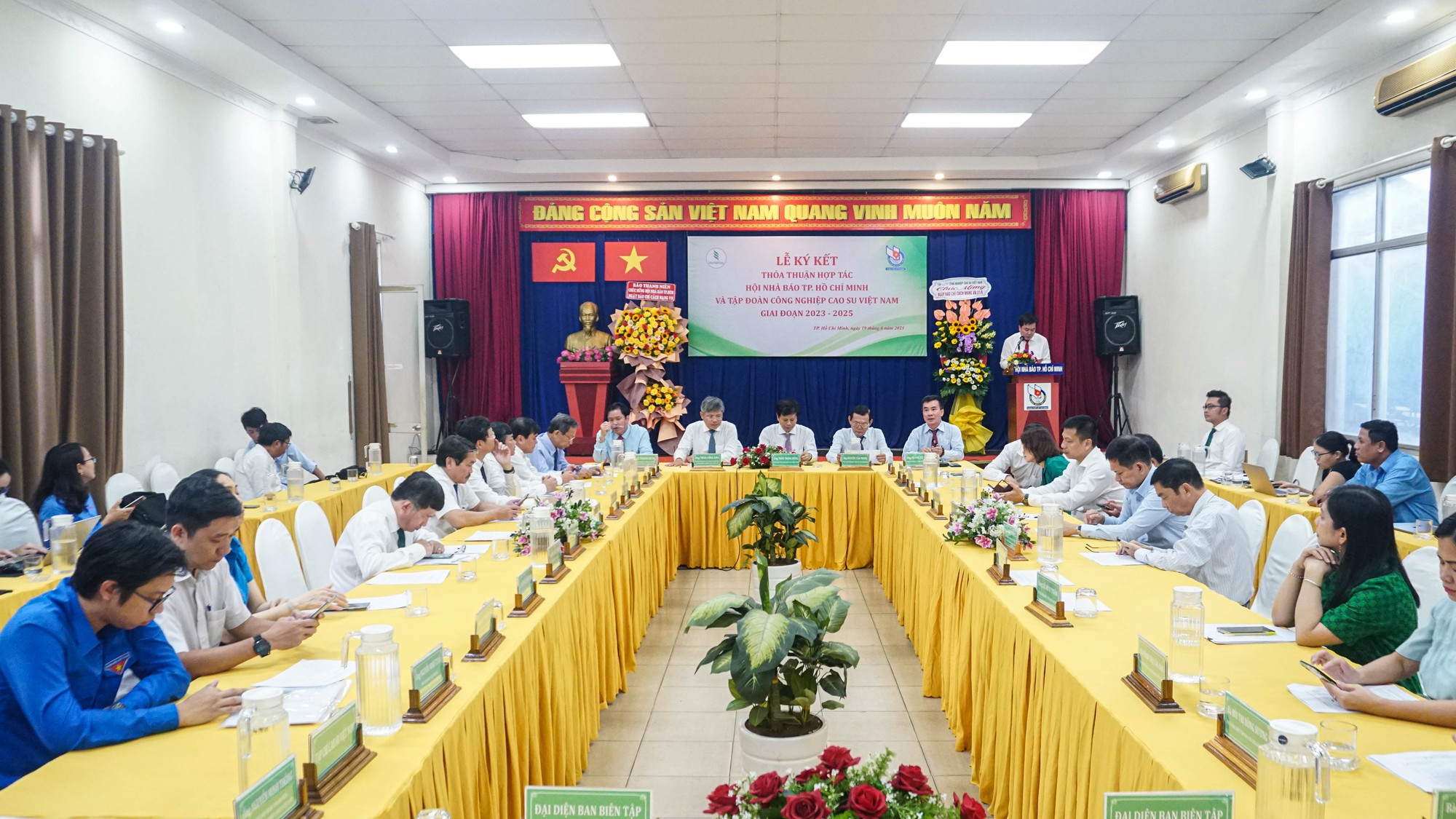 Hội Nh&agrave; b&aacute;o TP HCM v&agrave; Tập đo&agrave;n C&ocirc;ng nghiệp Cao su Việt Nam k&yacute; kết hợp t&aacute;c - Ảnh 1.