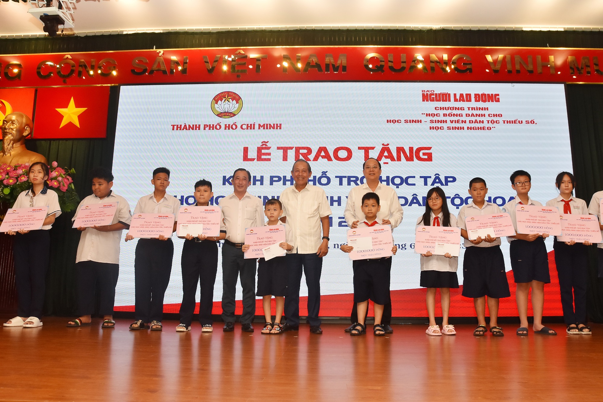 300 suất hỗ trợ kinh phí học tập đến với học sinh, sinh viên dân tộc Hoa ở TP HCM