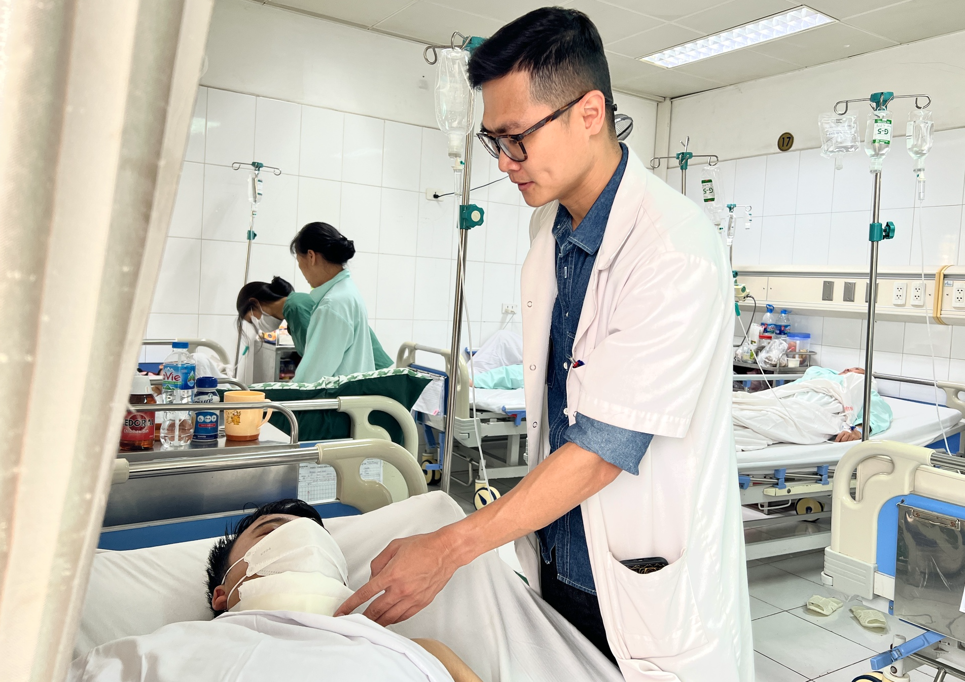 Vấp ngã, người đàn ông bị thanh xà beng dài cả mét đâm xuyên cổ