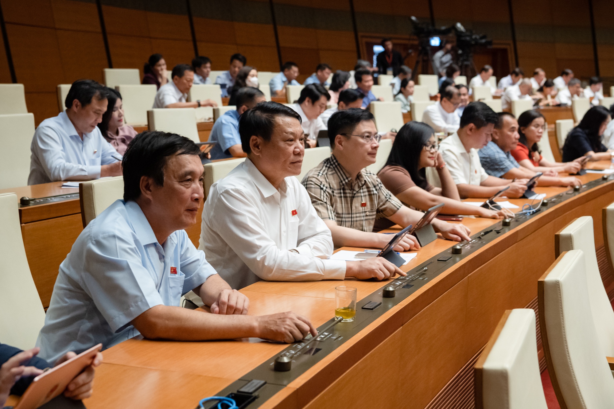 Quốc hội "chốt" áp giá trần vé máy bay, sách giáo khoa