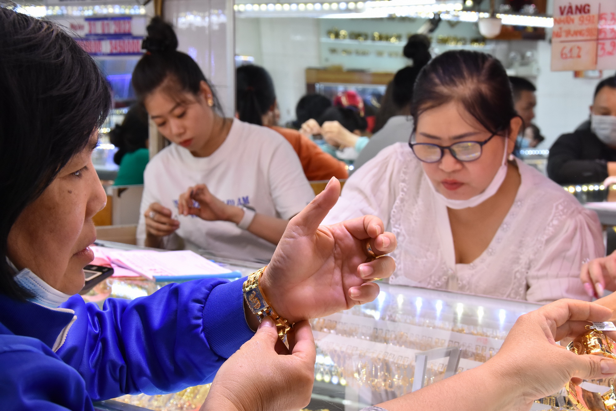 Giá vàng hôm nay 20-6: Vàng nhẫn và SJC tiếp tục suy yếu