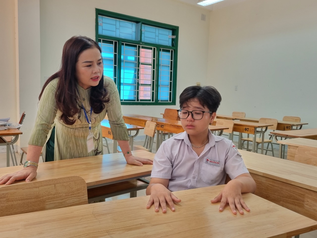 X&uacute;c động h&igrave;nh ảnh Gi&aacute;m đốc Sở Gi&aacute;o dục đ&agrave;o tạo Quảng Trị đưa th&iacute; sinh bị tai nạn v&agrave;o ph&ograve;ng thi - Ảnh 2.