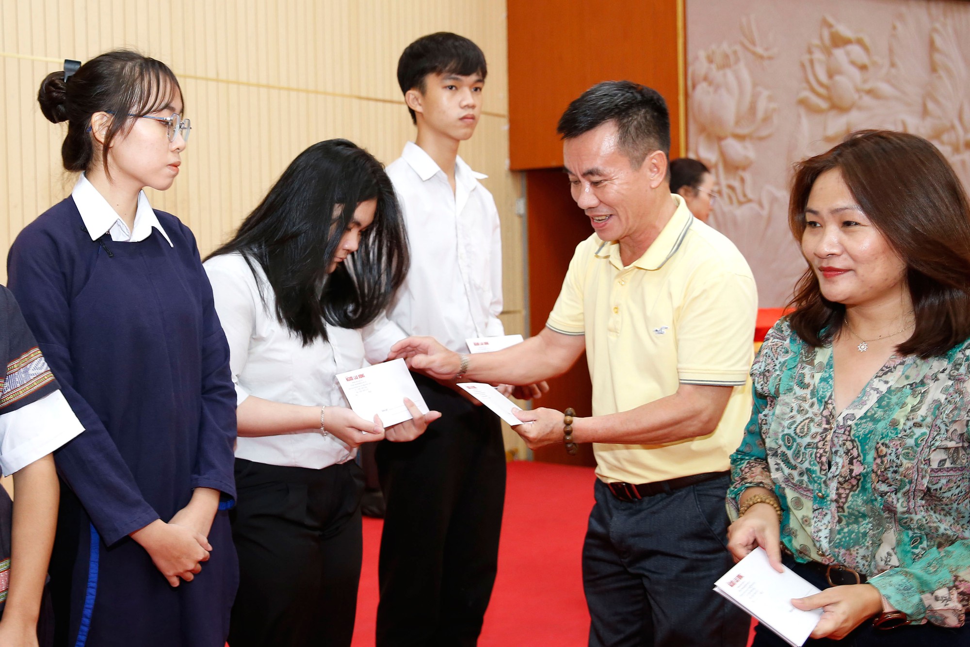 Thêm 15.000 lá cờ Tổ quốc đến với Bình Phước - Ảnh 2.
