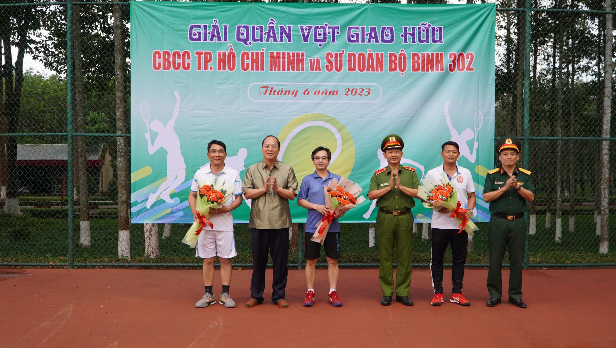 Đo&agrave;n đại biểu Th&agrave;nh ủy TP HCM giao lưu với c&aacute;n bộ, chiến sĩ Sư đo&agrave;n 302 - Ảnh 2.