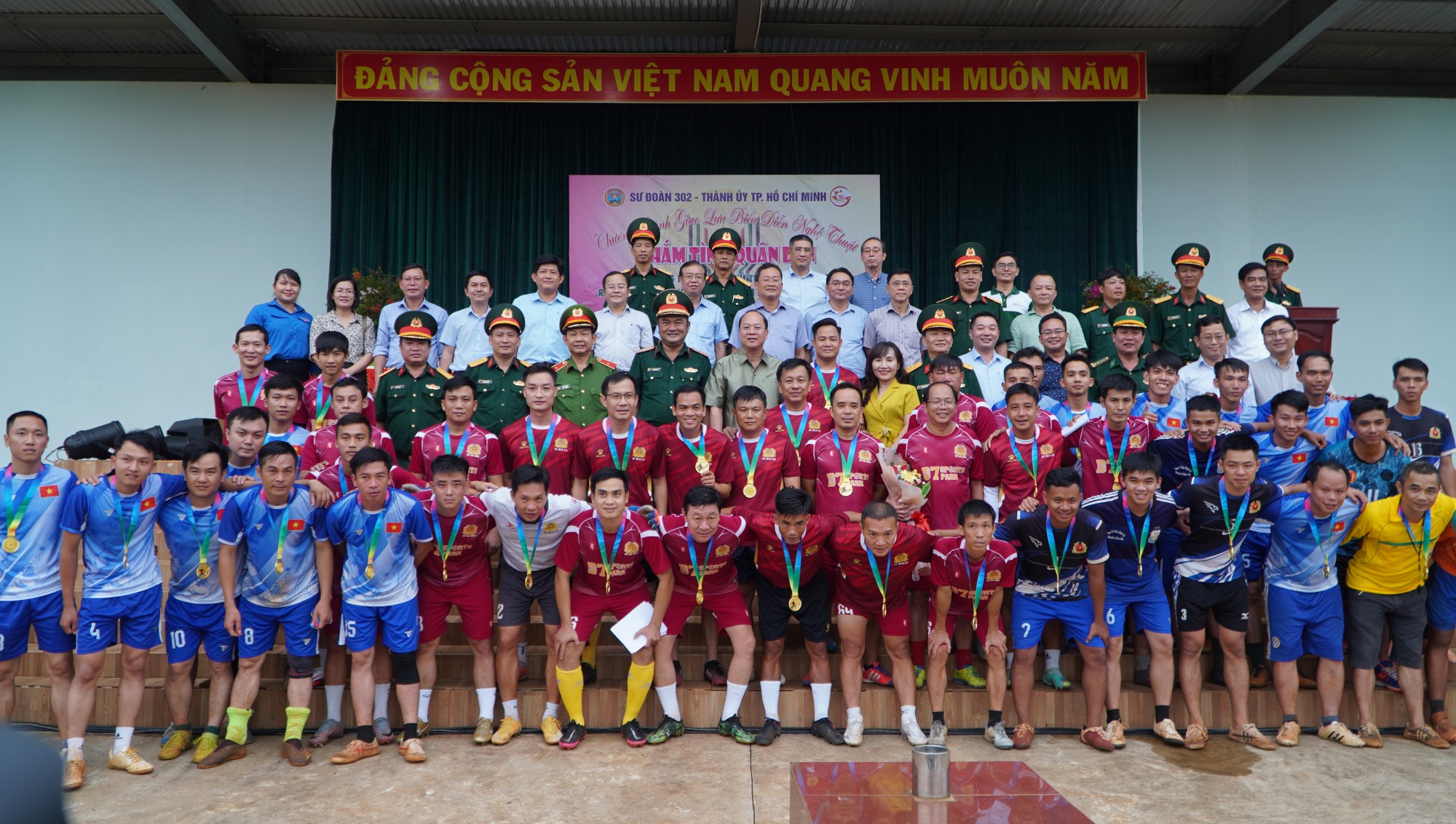 Đo&agrave;n đại biểu Th&agrave;nh ủy TP HCM giao lưu với c&aacute;n bộ, chiến sĩ Sư đo&agrave;n 302 - Ảnh 3.