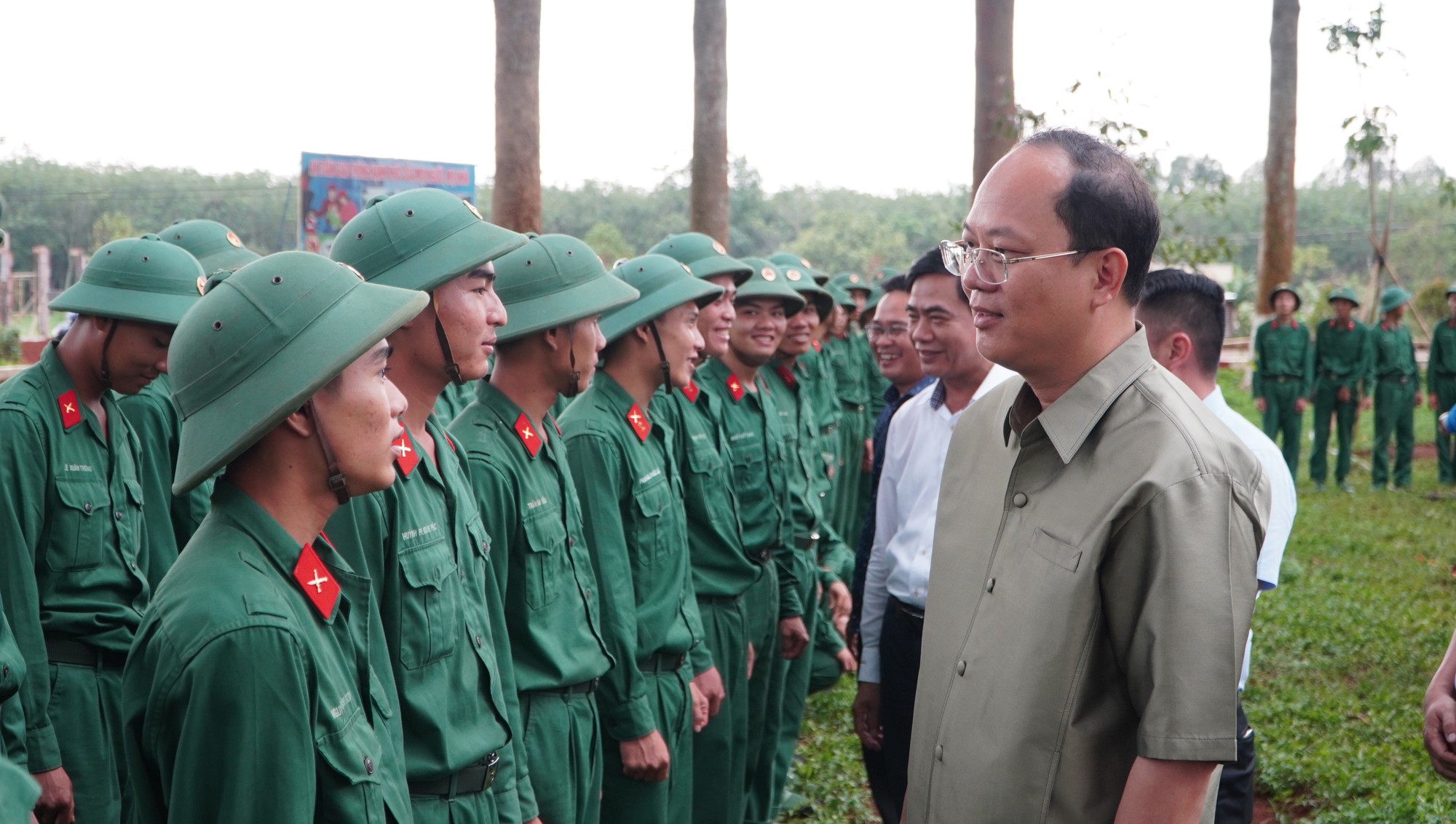 Đo&agrave;n đại biểu Th&agrave;nh ủy TP HCM giao lưu với c&aacute;n bộ, chiến sĩ Sư đo&agrave;n 302 - Ảnh 4.