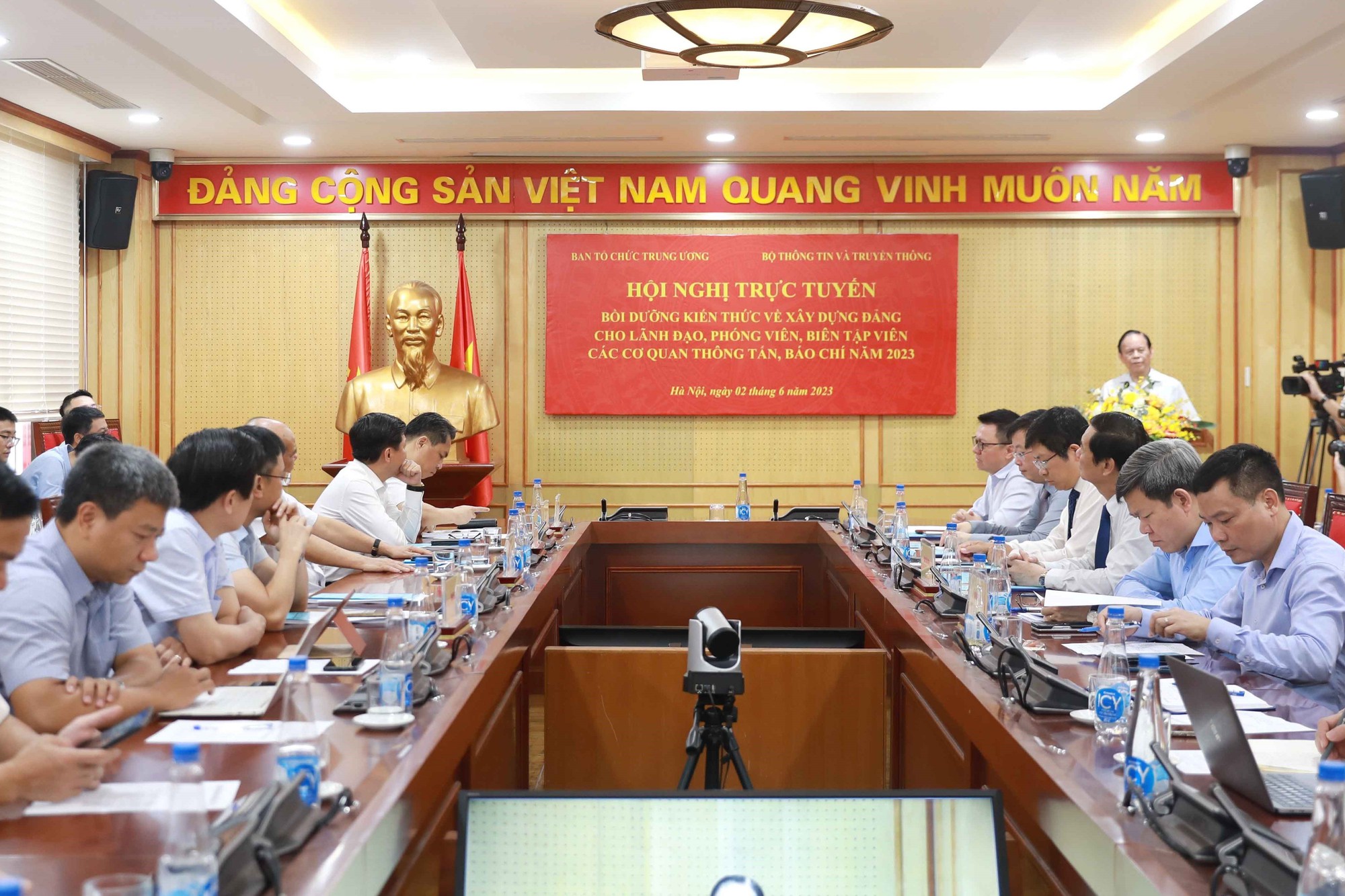 Bồi dưỡng kiến thức về xây dựng Đảng cho người làm báo