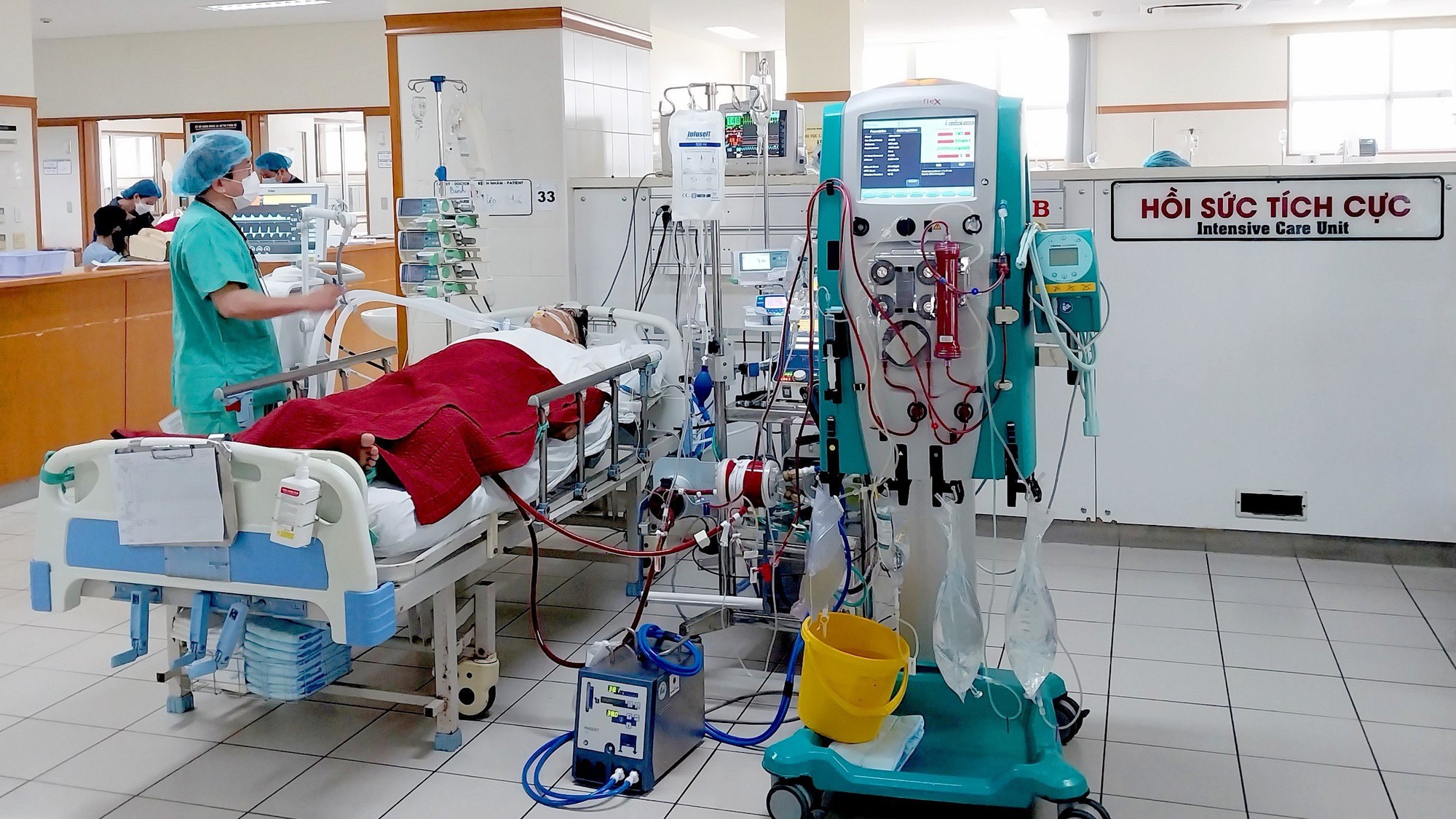 Người đ&agrave;n &ocirc;ng 33 tuổi bị sốc nhiễm khuẩn nặng được cứu sống - Ảnh 1.