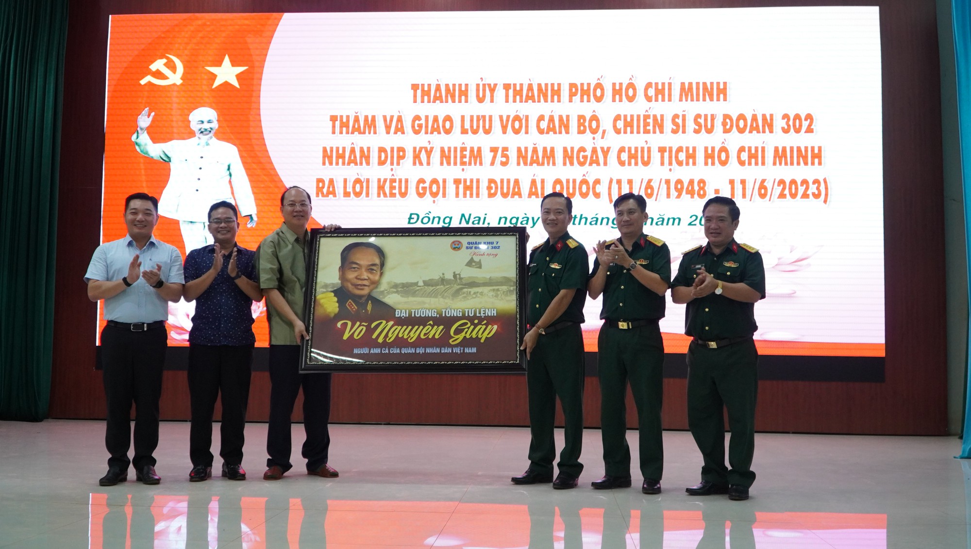 Đo&agrave;n đại biểu Th&agrave;nh ủy TP HCM giao lưu với c&aacute;n bộ, chiến sĩ Sư đo&agrave;n 302 - Ảnh 7.