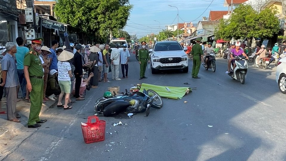 Đi bán bắp chuối, hai mẹ con bị xe Santafe tông thương vong