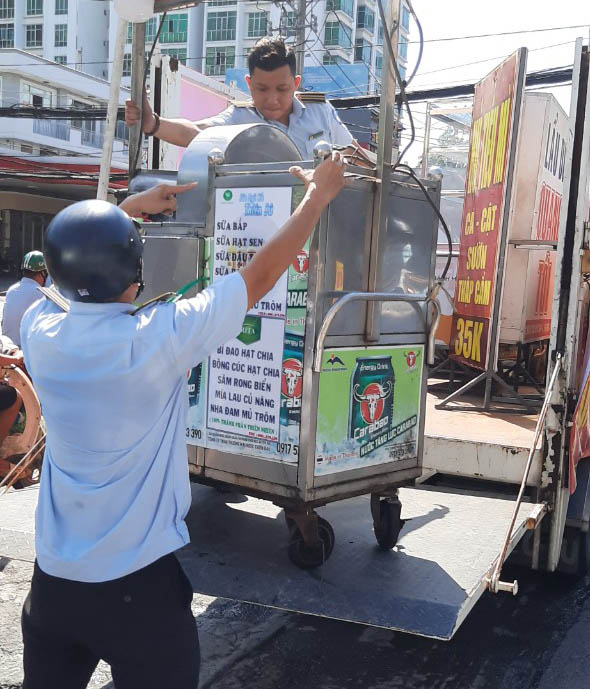 TP HCM: Đồng loạt xử lý vi phạm vỉa hè, lòng đường ở quận 7 - Ảnh 4.