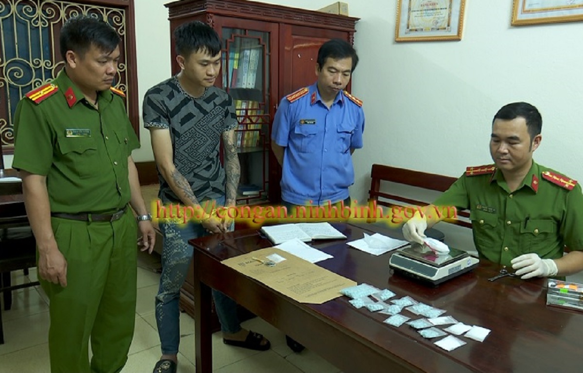 Nam thanh niên giắt lưng khẩu súng cùng 11 viên đạn đi buôn bán ma túy - Ảnh 1.