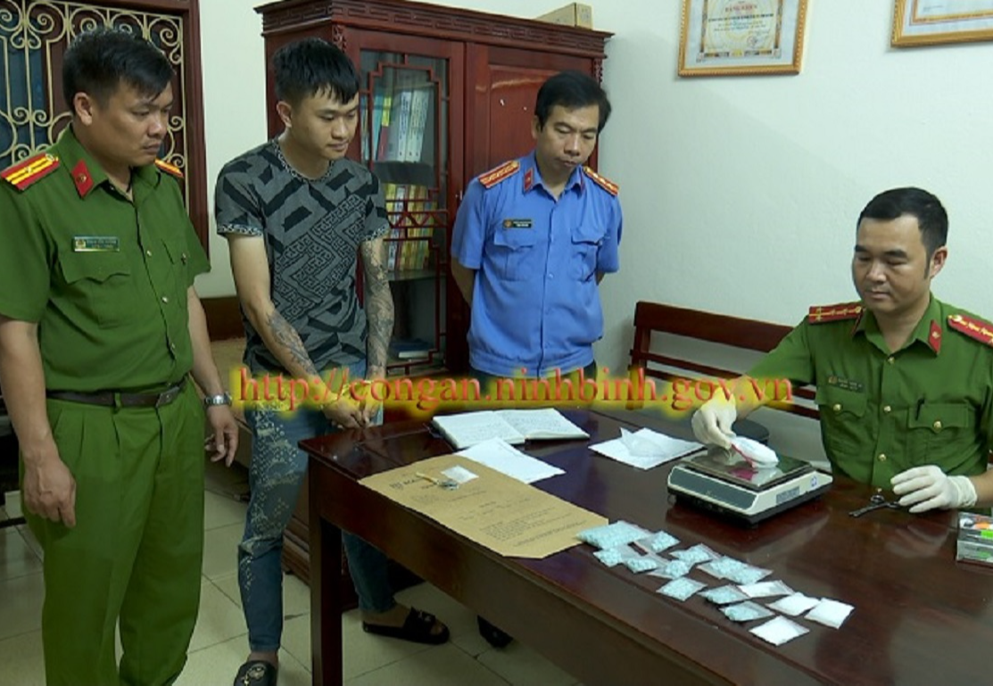 Nam thanh niên "giắt lưng" khẩu súng cùng 11 viên đạn đi buôn bán ma túy