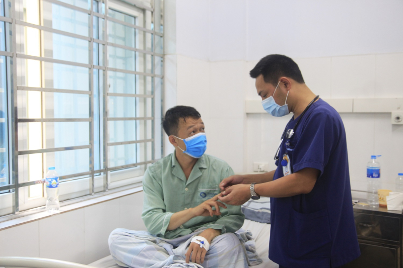 Nam thanh ni&ecirc;n 37 tuổi mắc bệnh m&egrave;o c&agrave;o hiếm gặp - Ảnh 1.