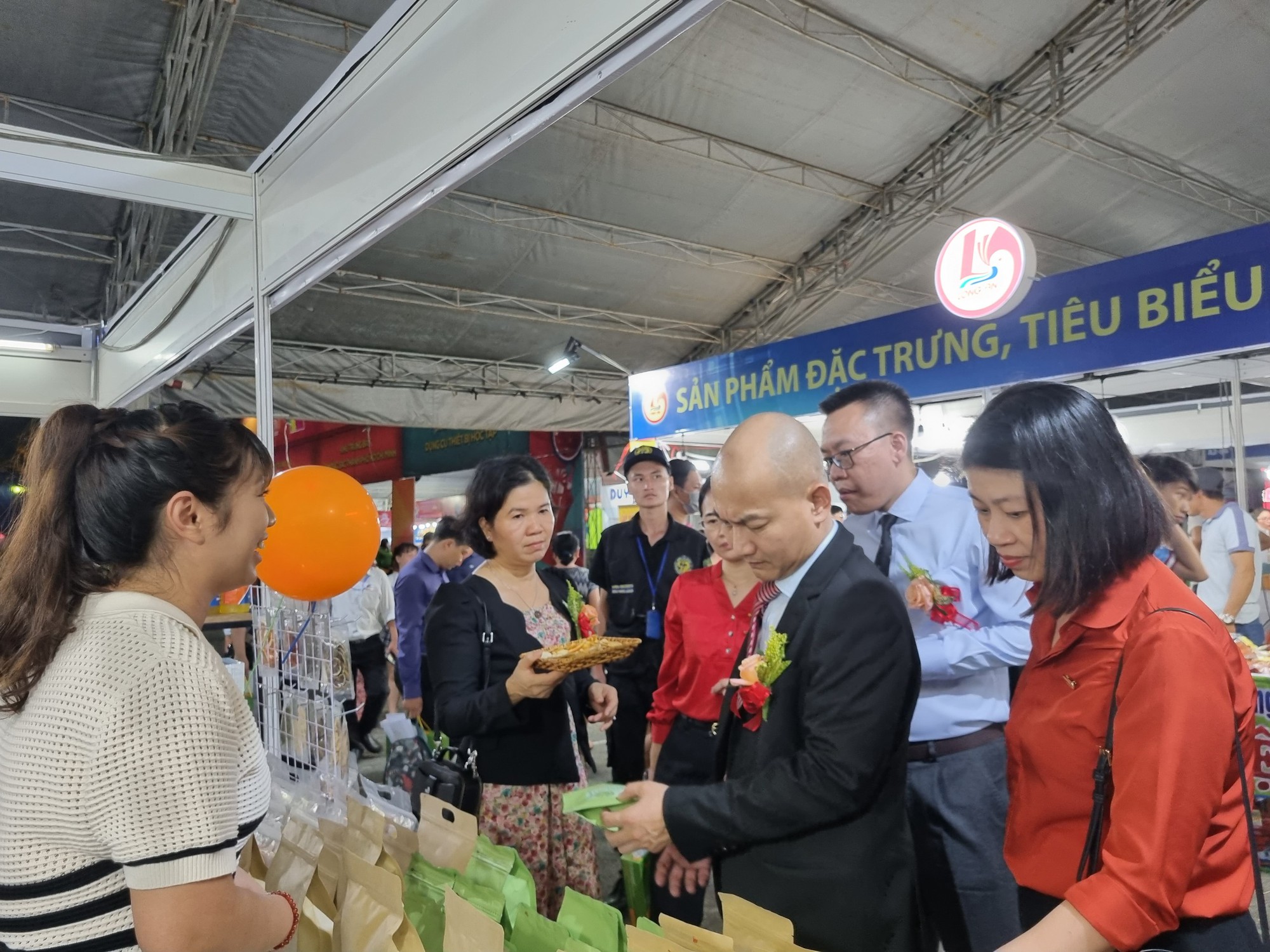 Săn h&agrave;ng giảm gi&aacute; 30%-70% tại hội chợ khuyến m&atilde;i Shopping Season 2023 - Ảnh 1.