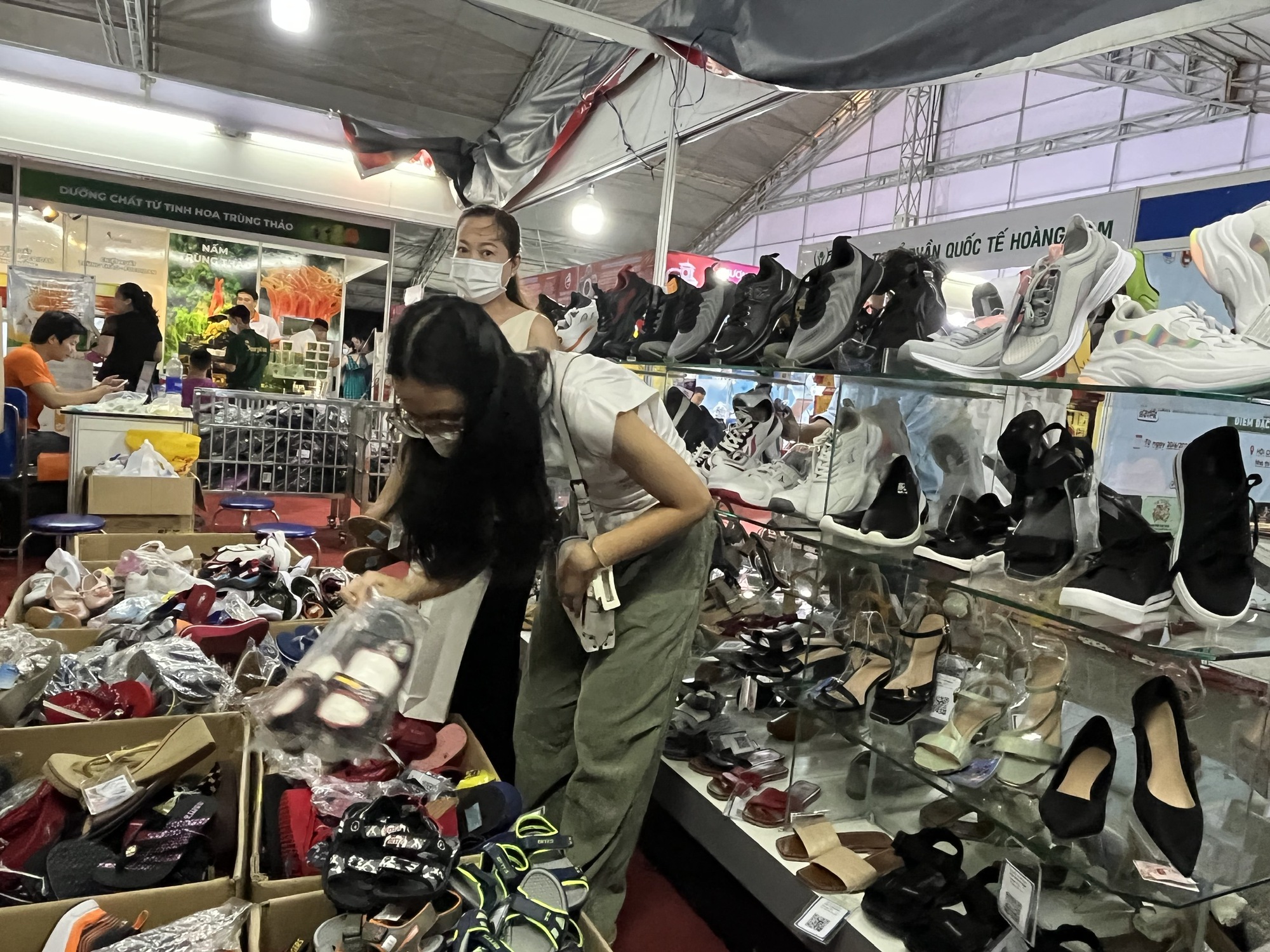 Săn h&agrave;ng giảm gi&aacute; 30%-70% tại hội chợ khuyến m&atilde;i Shopping Season 2023 - Ảnh 2.