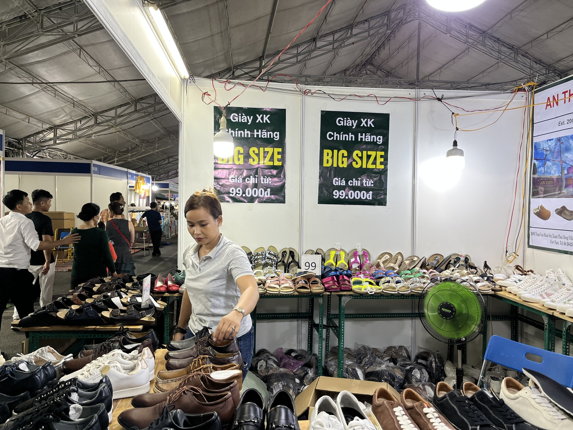 "Săn" hàng giảm giá 30%-70% tại hội chợ khuyến mãi Shopping Season 2023