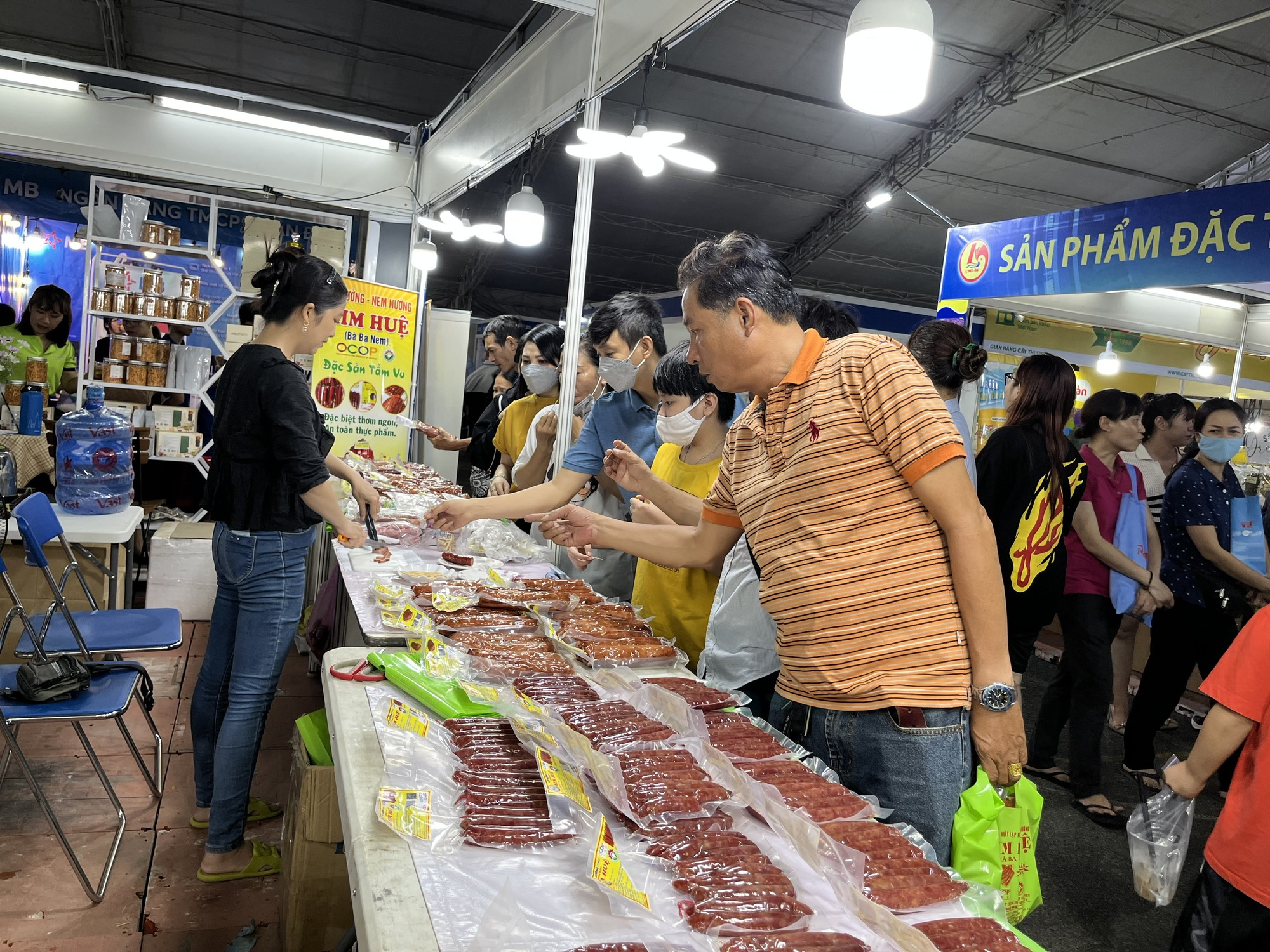 Săn h&agrave;ng giảm gi&aacute; 30%-70% tại hội chợ khuyến m&atilde;i Shopping Season 2023 - Ảnh 4.