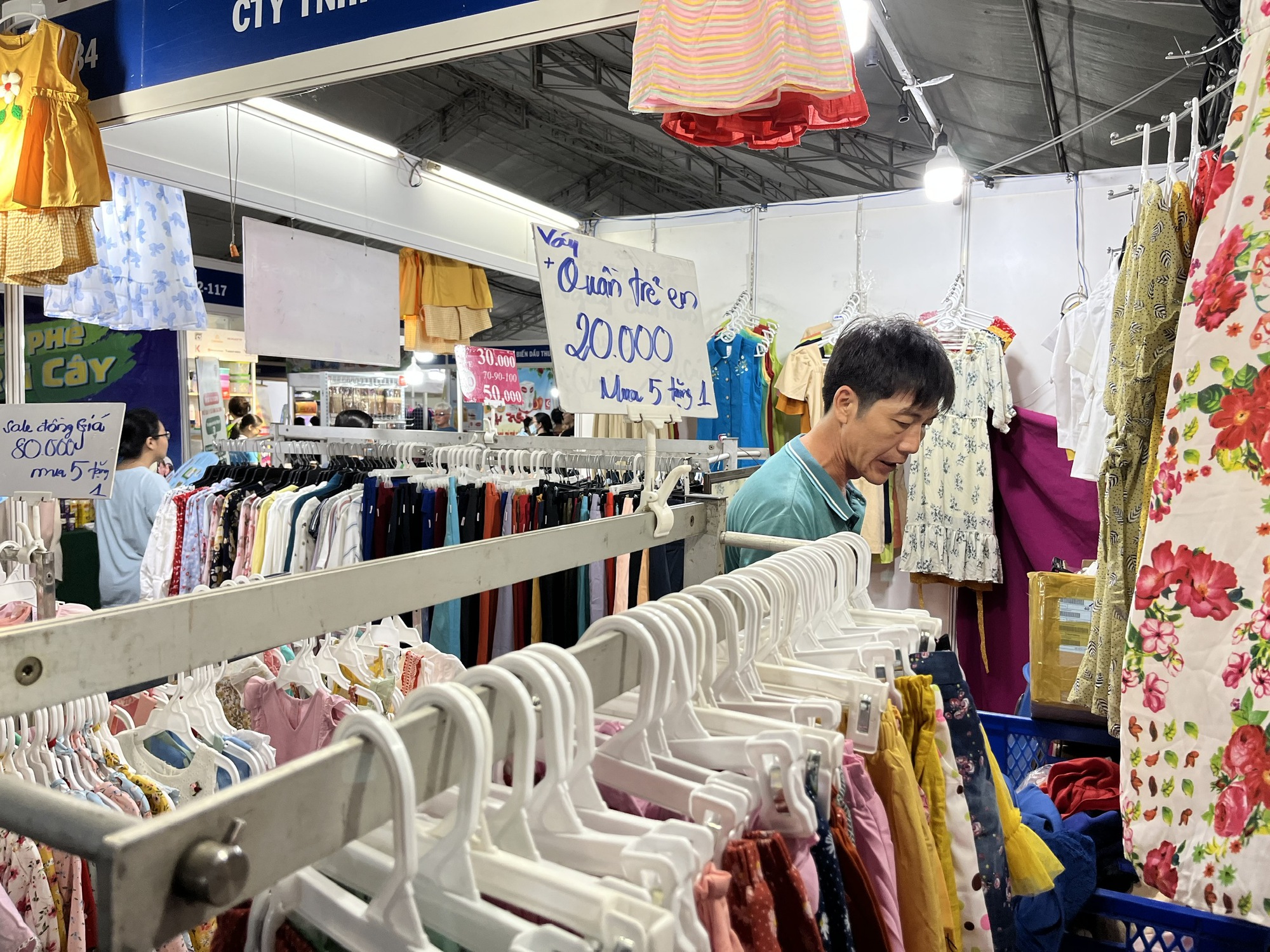Săn h&agrave;ng giảm gi&aacute; 30%-70% tại hội chợ khuyến m&atilde;i Shopping Season 2023 - Ảnh 6.