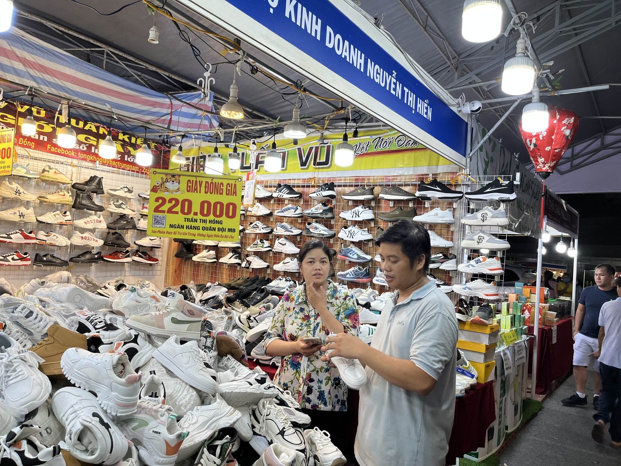 Săn h&agrave;ng giảm gi&aacute; 30%-70% tại hội chợ khuyến m&atilde;i Shopping Season 2023 - Ảnh 5.