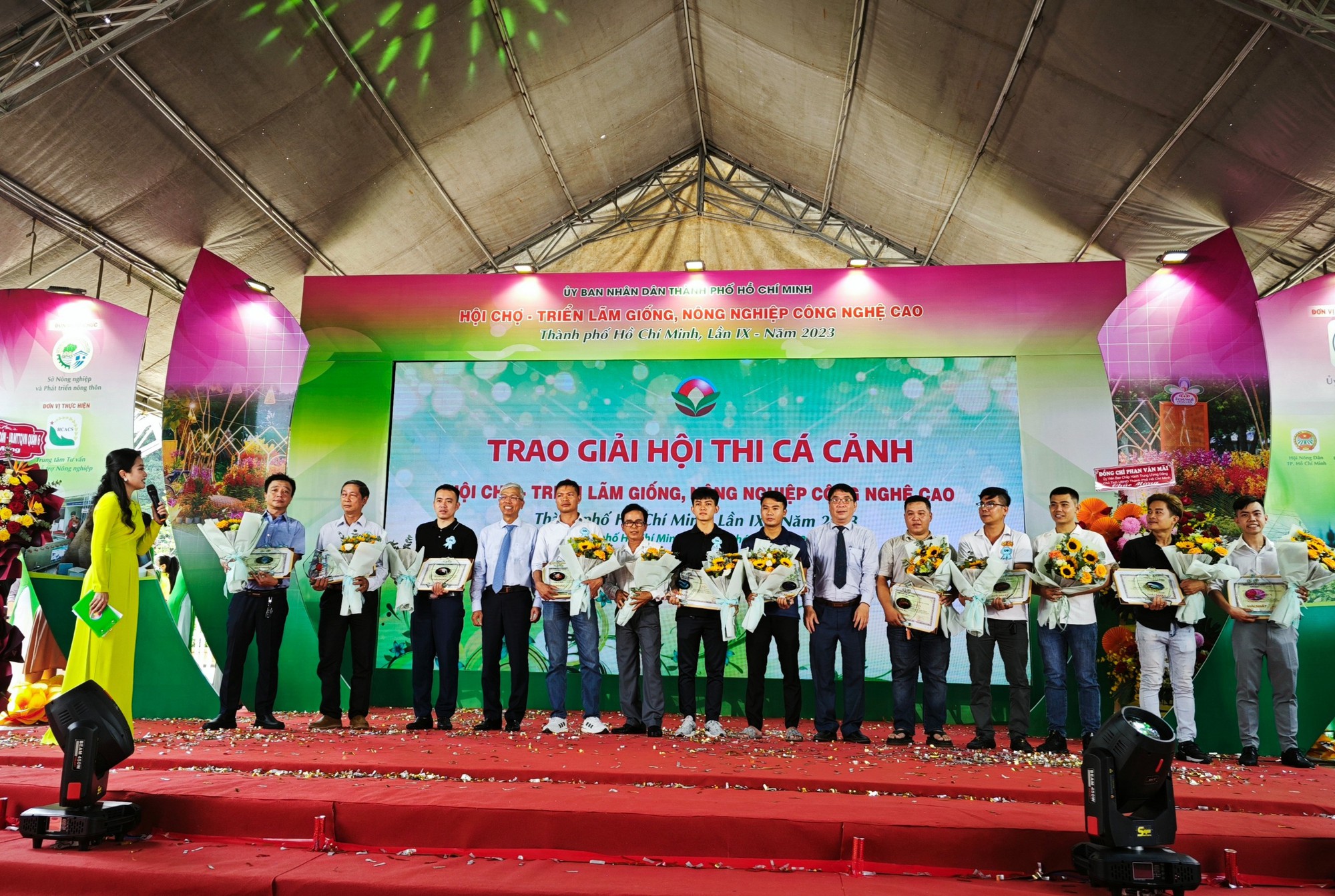Rủ nhau đi xem kiểng l&aacute;, th&uacute; cưng, c&aacute; cảnh gi&aacute; bạc triệu tại hội chợ giống n&ocirc;ng nghiệp - Ảnh 2.