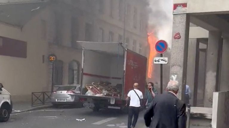 Nổ lớn tại khu phố lịch sử ở Paris - Ảnh 4.