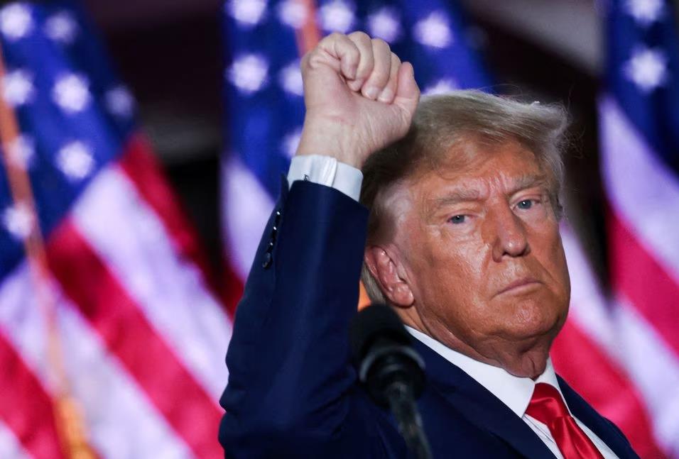 &Ocirc;ng Donald Trump bị xoay giữa 2 vụ h&igrave;nh sự - Ảnh 1.