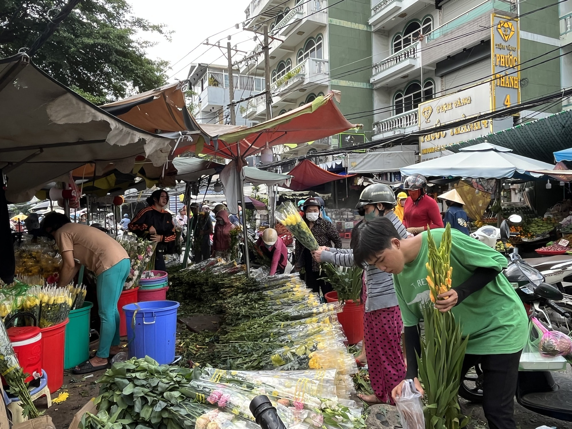 Nhộn nhịp thị trường Tết Đoan Ngọ, b&aacute;nh &uacute; l&aacute; tre chỉ từ 30.000 đồng/chục - Ảnh 6.