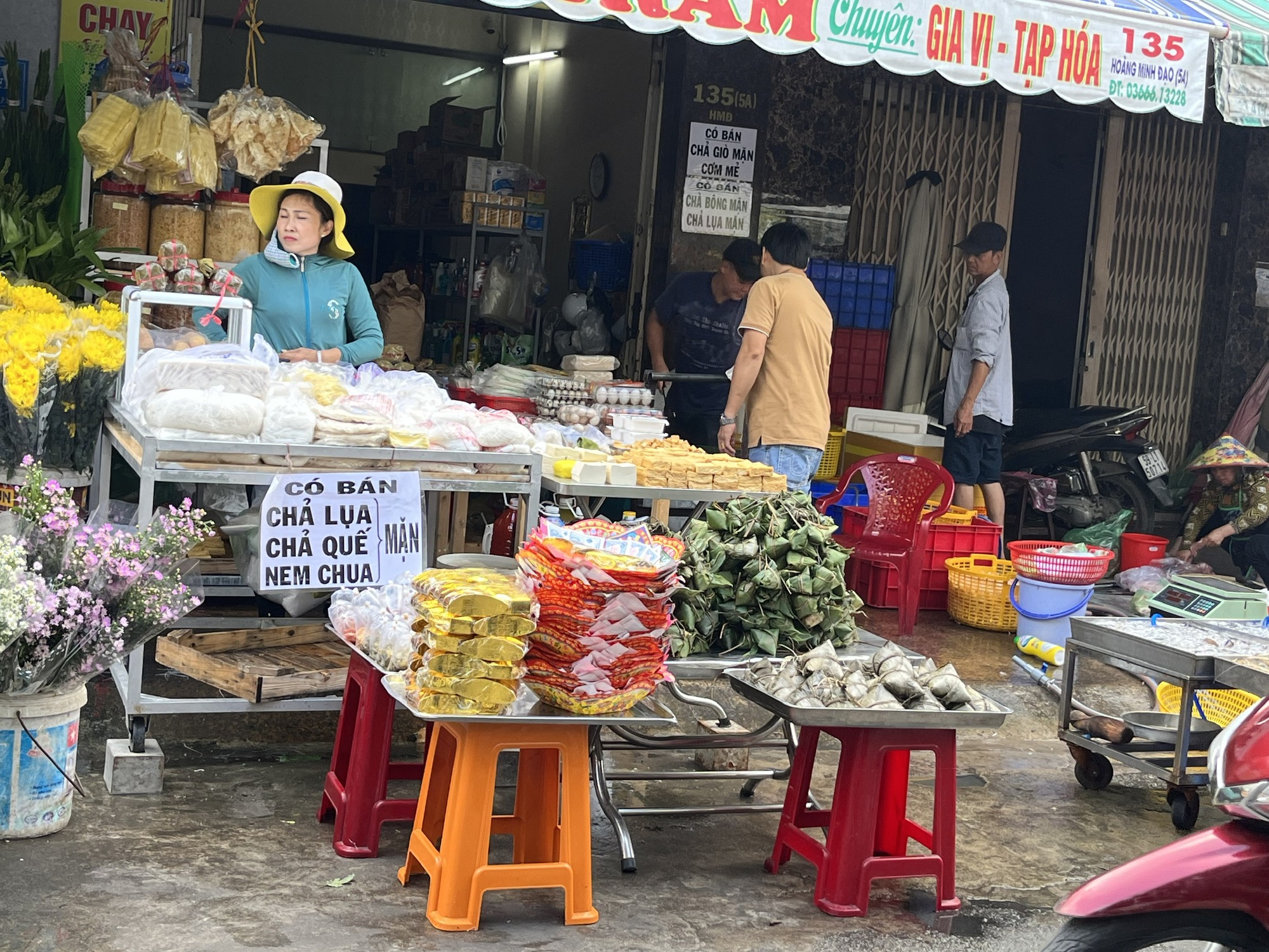 Nhộn nhịp thị trường Tết Đoan Ngọ, b&aacute;nh &uacute; l&aacute; tre chỉ từ 30.000 đồng/chục - Ảnh 3.
