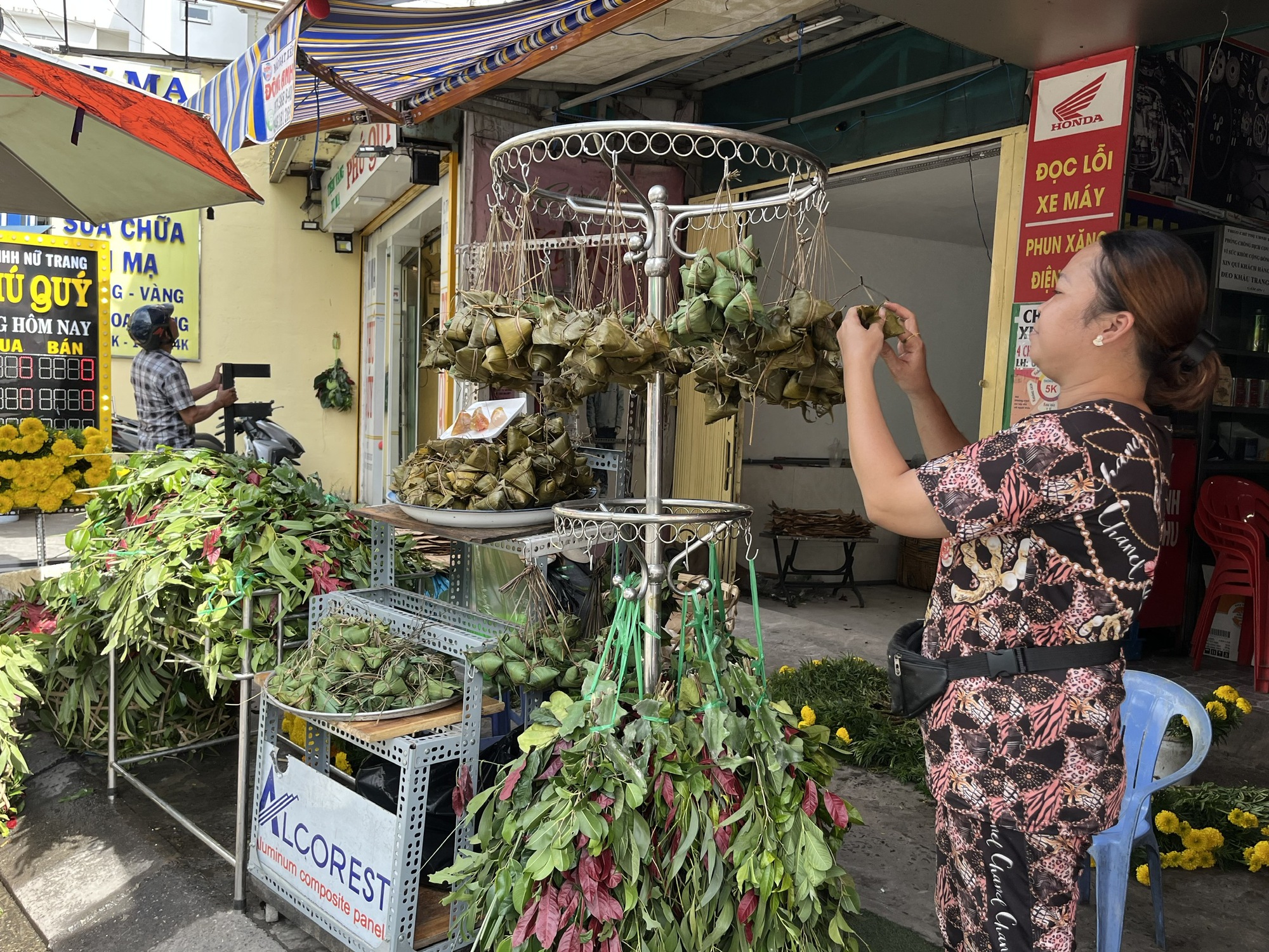Nhộn nhịp thị trường Tết Đoan Ngọ, bánh ú lá tre chỉ từ 30.000 đồng/chục