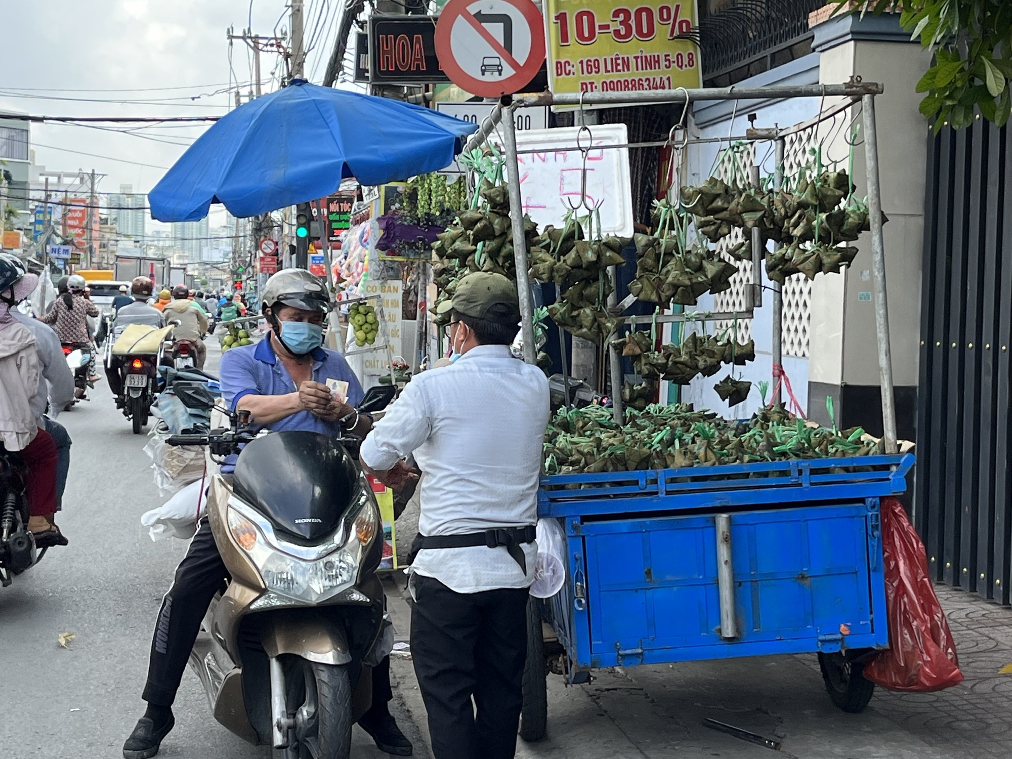 Nhộn nhịp thị trường Tết Đoan Ngọ, b&aacute;nh &uacute; l&aacute; tre chỉ từ 30.000 đồng/chục - Ảnh 1.