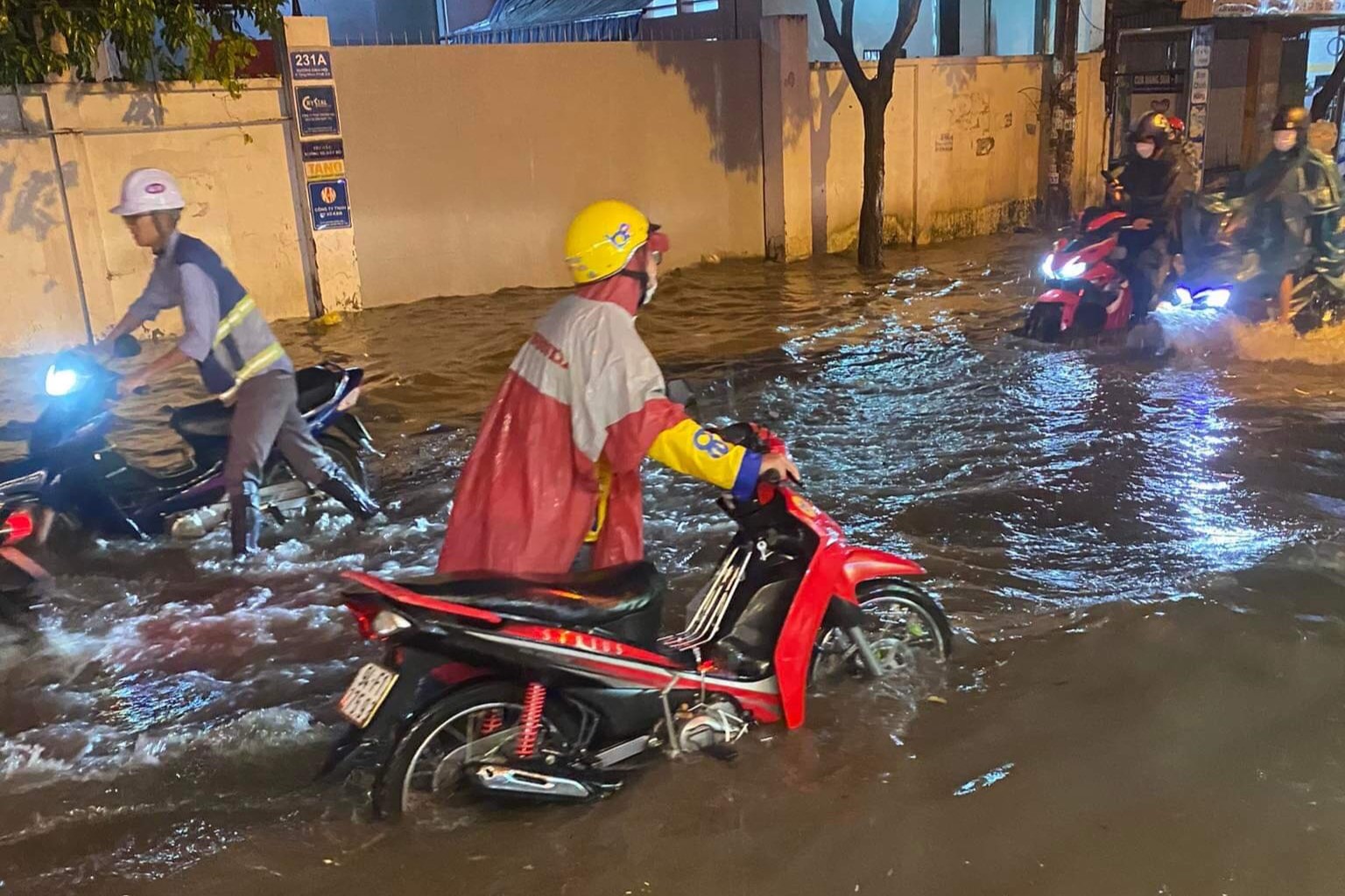 TP HCM: Mưa lớn g&acirc;y ngập khắp nơi, người d&acirc;n b&igrave; b&otilde;m đẩy xe - Ảnh 2.