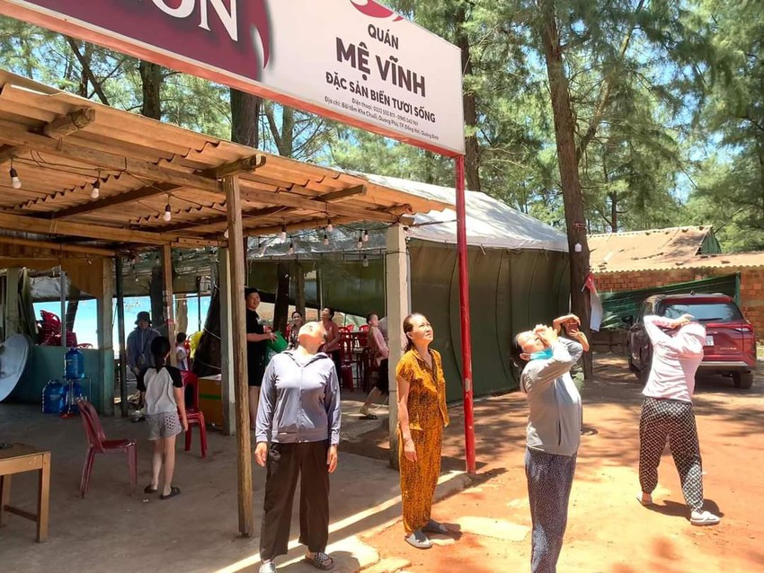 Bác sĩ nói gì về cảnh nhiều người ngửa mặt nhìn trời vào 12 giờ Tết Đoan Ngọ?