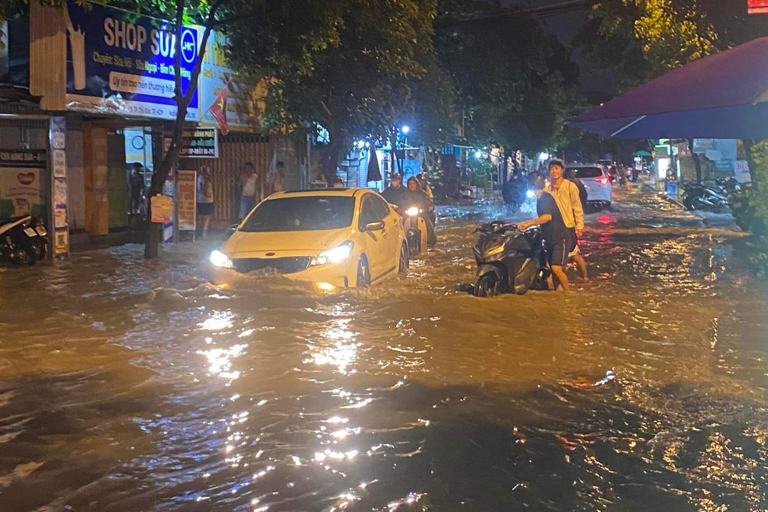 TP HCM: Mưa lớn g&acirc;y ngập khắp nơi, người d&acirc;n b&igrave; b&otilde;m đẩy xe - Ảnh 1.