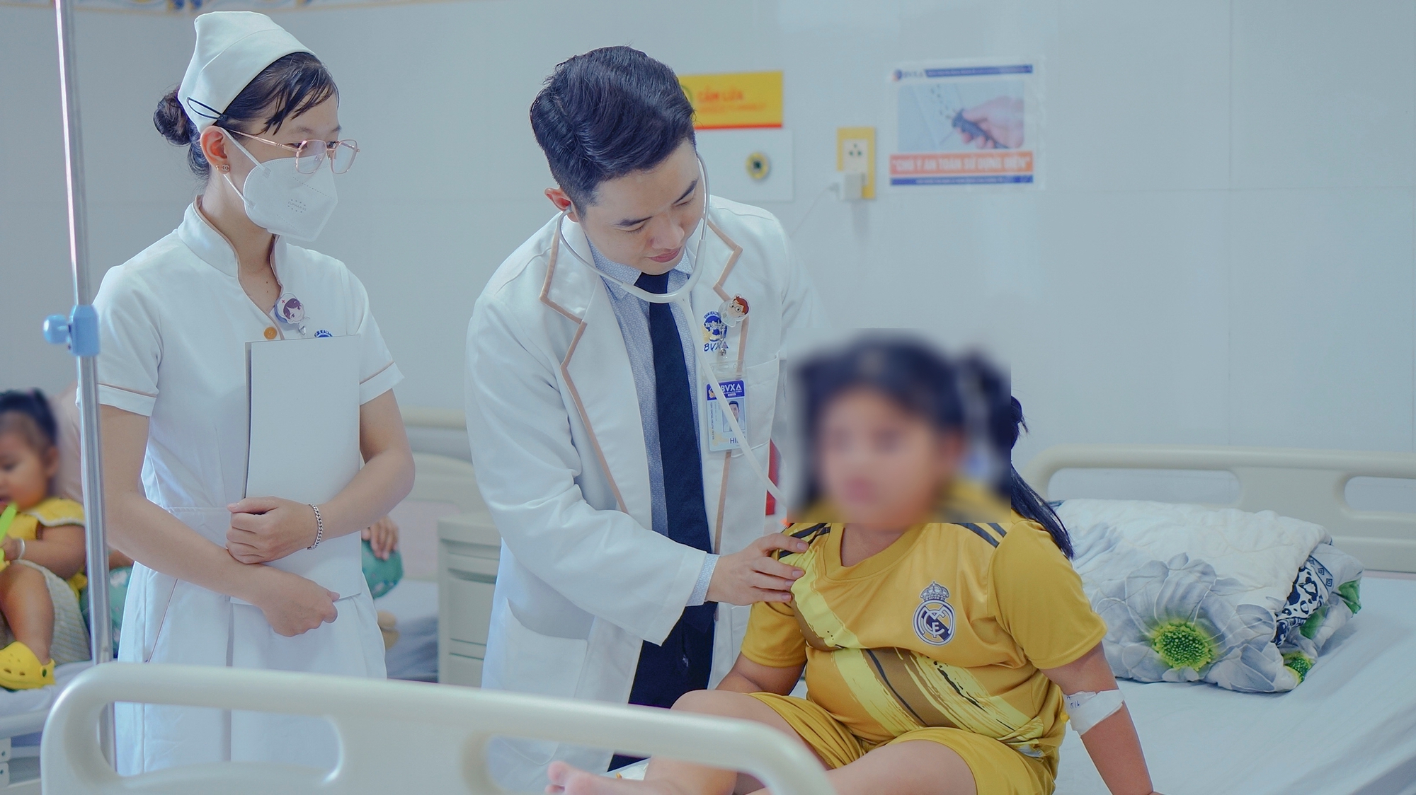Bé gái nguy kịch vì ong đốt gần 20 mũi khi chơi gần nhà
