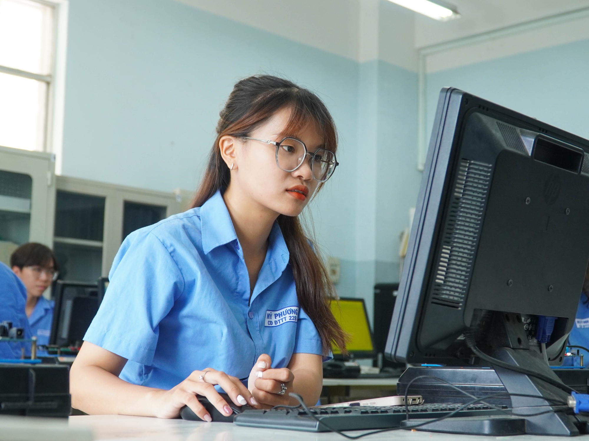 Những “bóng hồng” mê nghề của phái mạnh - Ảnh 1.