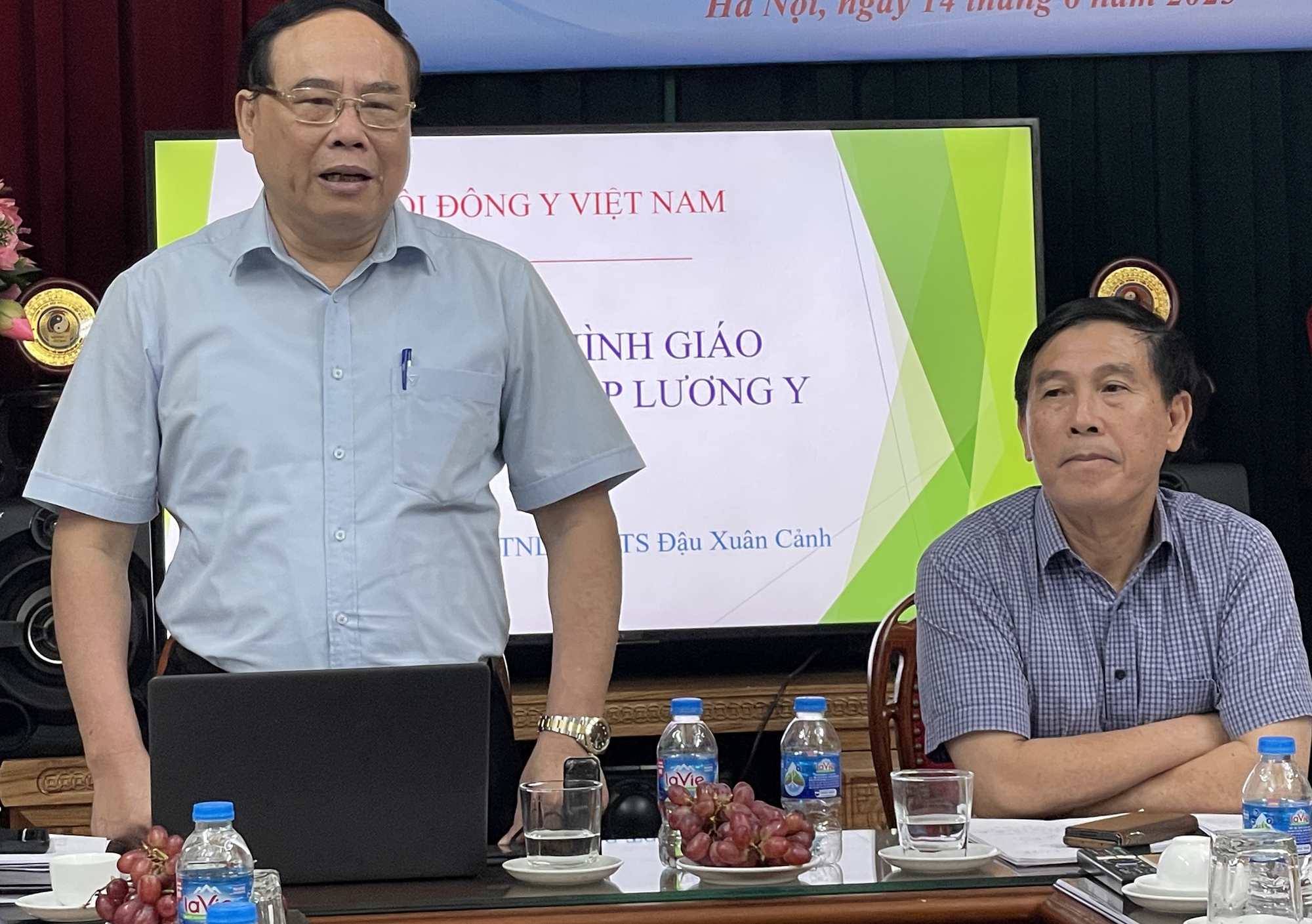 Xoa b&oacute;p, bấm huyệt sai c&aacute;ch, người phụ nữ bị biến chứng - Ảnh 3.